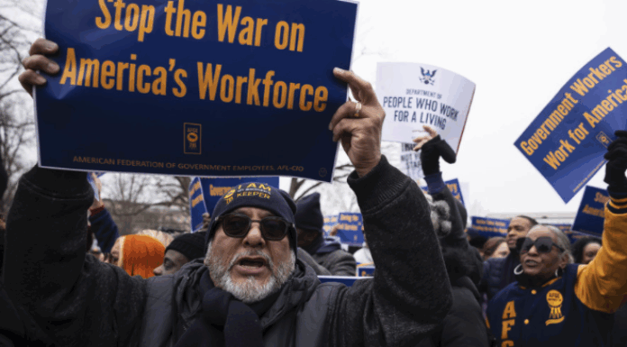 Largest Federal Employees Union Pushes For An End To The Shutdown