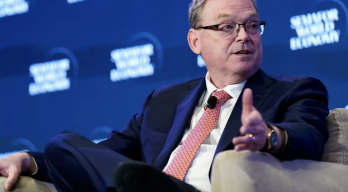 Trump Advisor Says Economy Is about To Triple Expert Forecasts